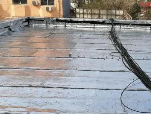 长丰卫生间漏水维修公司分享下长丰屋面楼顶防水刚性防水层施工要点。